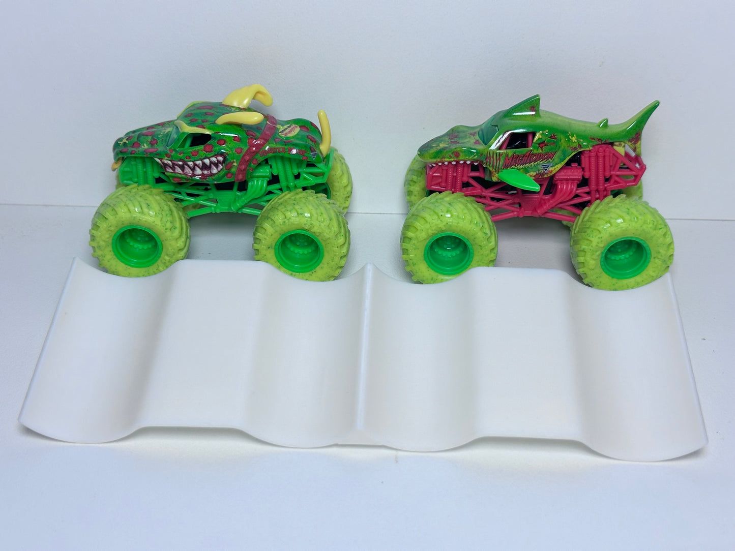 Double 1:64 Loose Truck Holder - Type 4 (Side Mount)